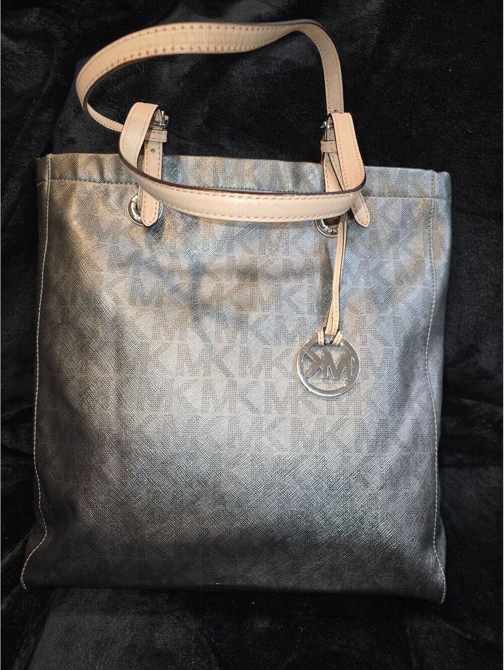 112. Michael Kors North South Jet Set (Metallic Silver)